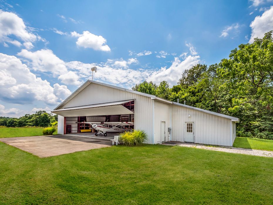 77ACRE COUNTRY ESTATE WITH HANGAR & GRASS RUNWAY for sale in