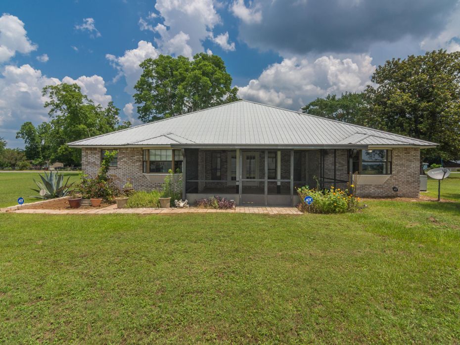 3BDR/2BATH HOME W/HANGAR ON 1 ACRE LOT IN FLORIDA for sale in Baker