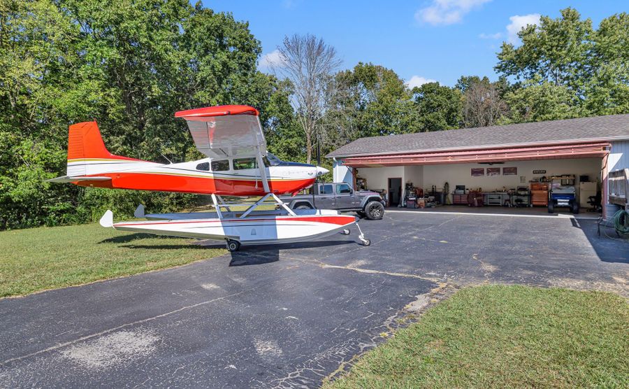 NASHVILLE, TN AIRPARK HOME FOR SALE FALL CREEK FIELD AIRPORT 7600